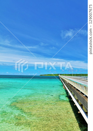 沖繩宮古島 久里馬大橋的藍天和大海 129007675