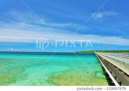 沖繩宮古島 久里馬大橋的藍天和大海 129007676