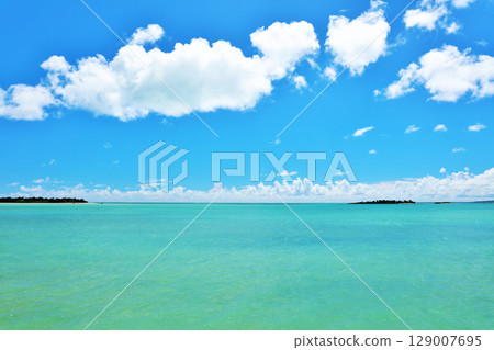 Okinawa Miyakojima blue sky and emerald green sea Okinawa Miyakojima blue sky and emerald green sea 129007695