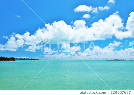 Okinawa Miyakojima blue sky and emerald green sea Okinawa Miyakojima blue sky and emerald green sea 129007697