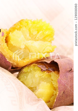 Baked sweet potato, Beni Haruka, cut into pieces, cross section Baked sweet potato, Beni Haruka, cut into pieces, cross section 129008060