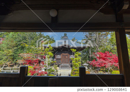 秋天的京都,清涼寺(佐賀釋迦堂),從走廊上看到的弁天堂 秋天的京都,清涼寺(佐賀釋迦堂),從走廊上看到的弁天堂 129008641