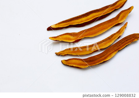 Dried sliced lingzhi mushroom or reishi mushroom 129008832