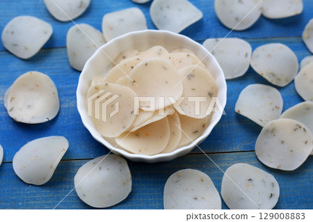 Vietnam prawn crackers, uncooked prawn cracker 129008883