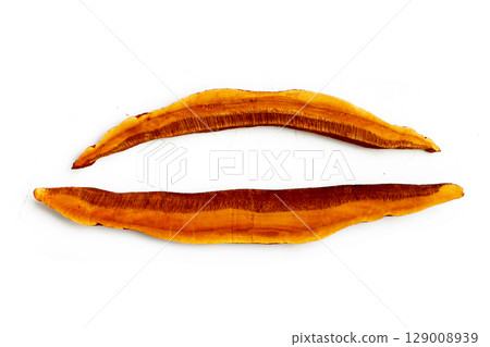 Dried sliced lingzhi mushroom or reishi mushroom 129008939