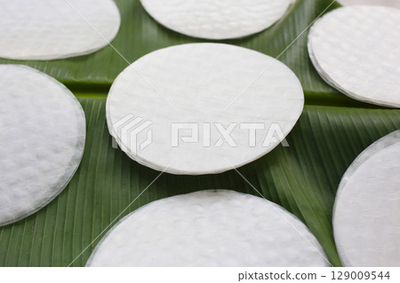 Stacked round sheets of Vietnamese rice paper 129009544
