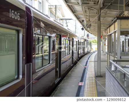 Hankyu trains stopping at Hibarigaoka-Hanayashiki Station Hankyu trains stopping at Hibarigaoka-Hanayashiki Station 129009812