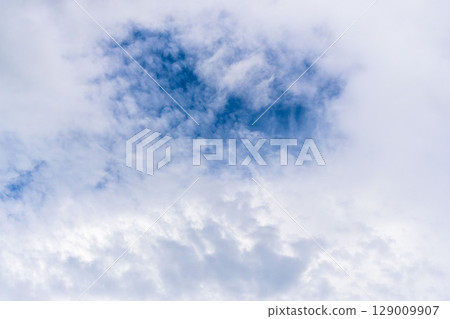 六月天空：早晨多雲，第 26 天陽光明媚 129009907