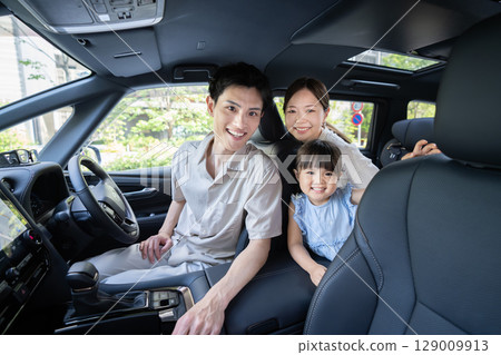 Happy family smiling in the car 129009913