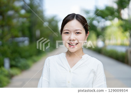 A young woman with a smile 129009934