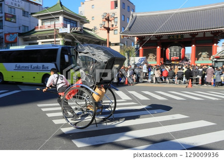 Rickshaws racing through Asakusa 129009936