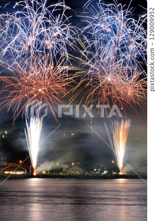Fireworks that bloom on the sea 129009952