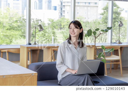 年輕女性咖啡館合作共享辦公室 年輕女性咖啡館合作共享辦公室 129010143