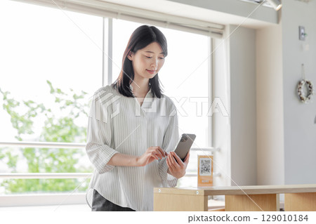 QR code smartphone payment *QR code is a meaningless string of characters 129010184