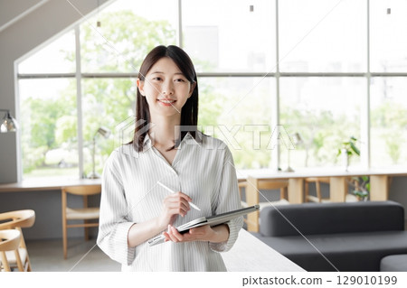 使用平板電腦的年輕女子 使用平板電腦的年輕女子 129010199