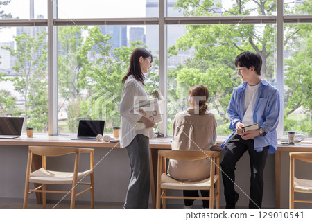 設計師的辦公室，新鮮的綠色植物，建築，藍天，窗戶 129010541