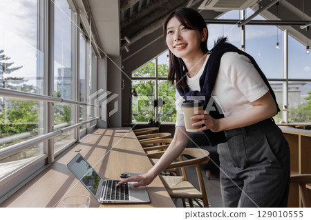 一個女人在一家咖啡館工作 129010555