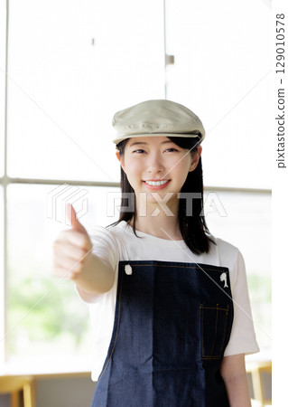 Cafe clerk thumbs up Cafe clerk thumbs up 129010578