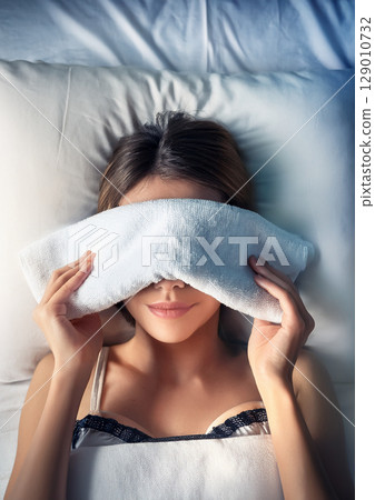 照顧眼睛疲勞的女人 129010732