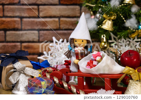 禮品盒、聖誕飾品和 Nisse 禮品盒、聖誕飾品和 Nisse 129010760