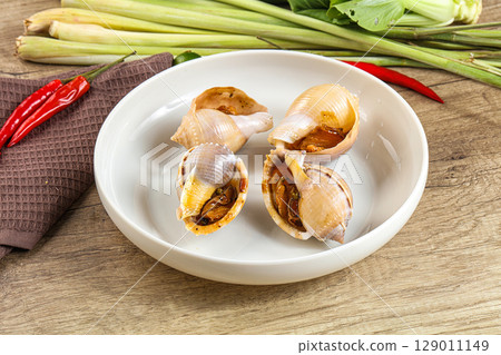 Snails baked with garlic and spices 129011149