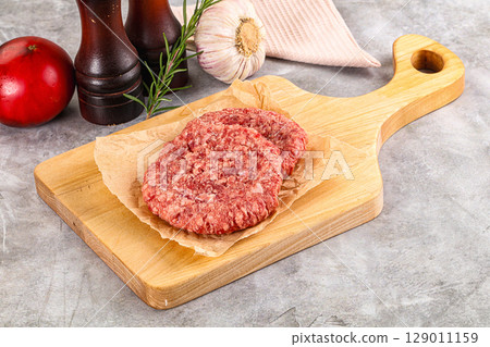 Raw round beef cutlet minced meat Raw round beef cutlet minced meat 129011159