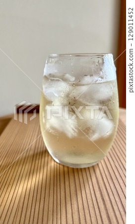 [Drink] Corn tea in a glass cup | Japanese cafe, cool image 129011452