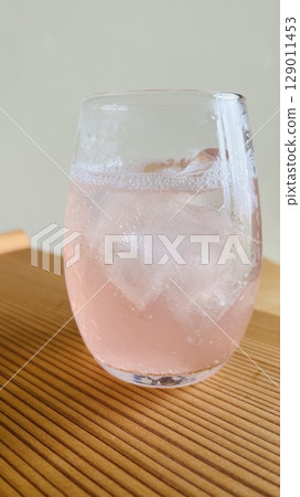 [Drinks] Glass-style cider | Carbonated bubbles and clarity 129011453