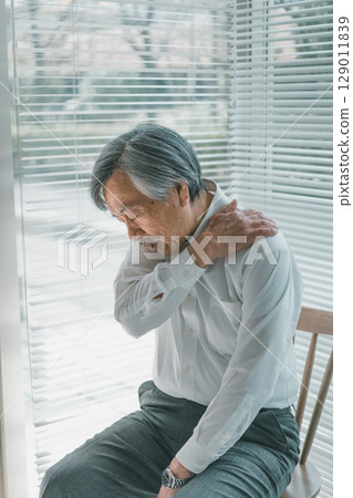 senior, aged, elderly 129011839