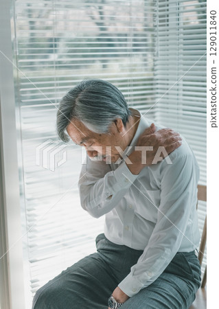 senior, still shoulders, aged 129011840