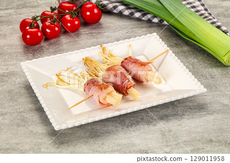 Grilled enoki mushroom with bacon 129011958