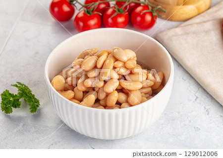 Canned white beans in the bowl 129012006