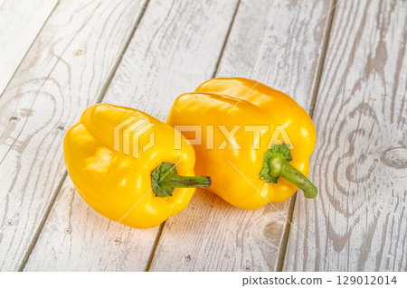 Ripe sweet yellow bell pepper Ripe sweet yellow bell pepper 129012014