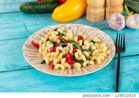 Pasta with spinach and tomato Pasta with spinach and tomato 129012018