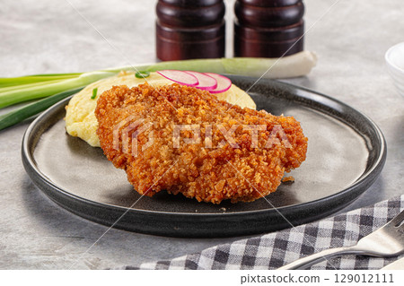 Chicken schnitzel with mashed potatoes Chicken schnitzel with mashed potatoes 129012111