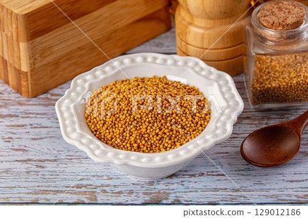 Raw dry aroma flavour mustard seeds 129012186