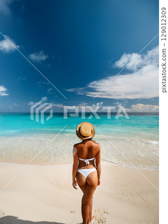 在白色沙灘上行走的女人 129012309