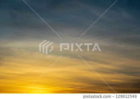 初夏的天空：猩紅色的晚霞天空 31 129012549