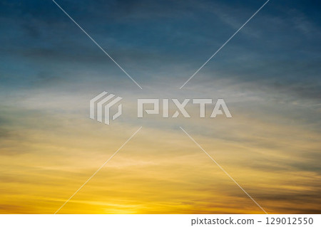 初夏的天空:猩紅色的晚霞天空 32 初夏的天空:猩紅色的晚霞天空 32 129012550
