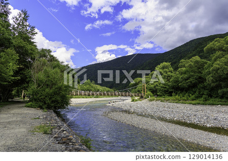 Kamikochi in summer, Myojin Bridge, the clear waters of the Azusa River and the beautiful green mountains 129014136