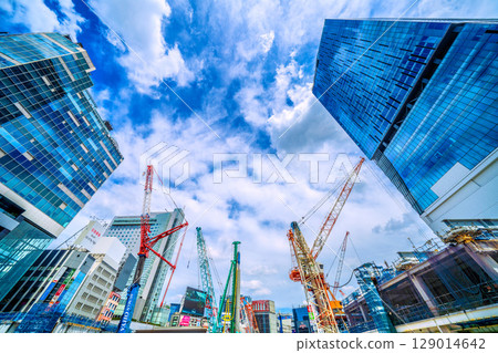 7月27日,日本東京城市景觀。酷熱難耐…打樁機等大型重型機械排成一列…全面開工 7月27日,日本東京城市景觀。酷熱難耐…打樁機等大型重型機械排成一列…全面開工 129014642