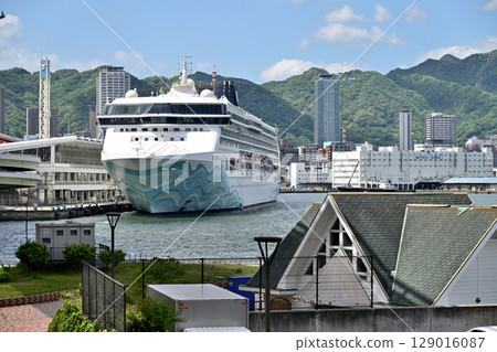 停泊在神戶港的遊輪“挪威精神號” 停泊在神戶港的遊輪“挪威精神號” 129016087