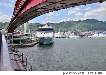 停泊在神戶港的遊輪“挪威精神號” 129016088