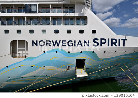 停泊在神戶港的遊輪“挪威精神號” 129016104