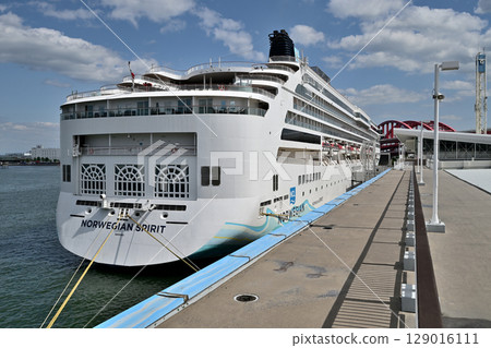 The cruise ship Norwegian Spirit anchored at Kobe Port 129016111