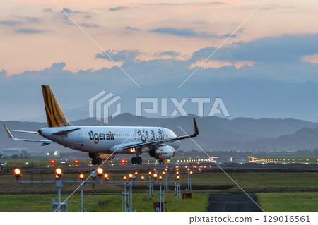 宮城縣名取市仙台機場夜間飛機起飛 129016561