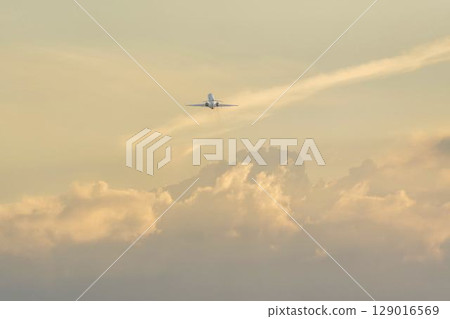 黃昏的仙台機場:宮城縣名取市起飛的飛機和積雨雲 黃昏的仙台機場:宮城縣名取市起飛的飛機和積雨雲 129016569
