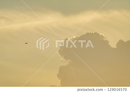 黃昏的仙台機場：宮城縣名取市起飛的飛機和積雨雲 129016570