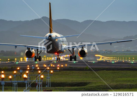 宮城縣名取市仙台機場夜間飛機起飛 129016571