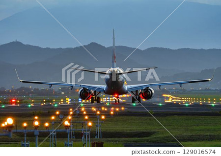 宮城縣名取市仙台機場夜間飛機起飛 宮城縣名取市仙台機場夜間飛機起飛 129016574